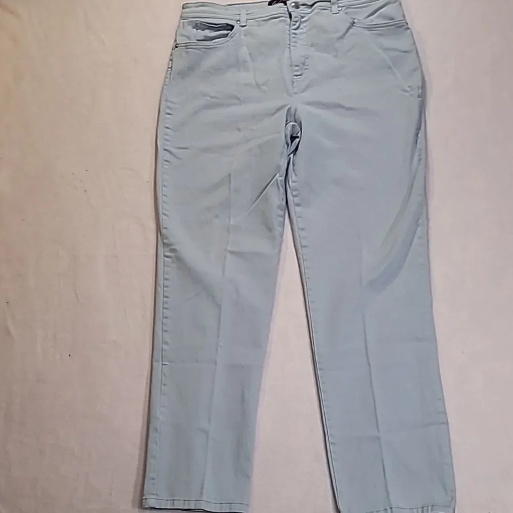 0810. 💜Nearly NEW ~ Lavendar 💜 ~ Gloria Vanderbilt Jeans ~ 16